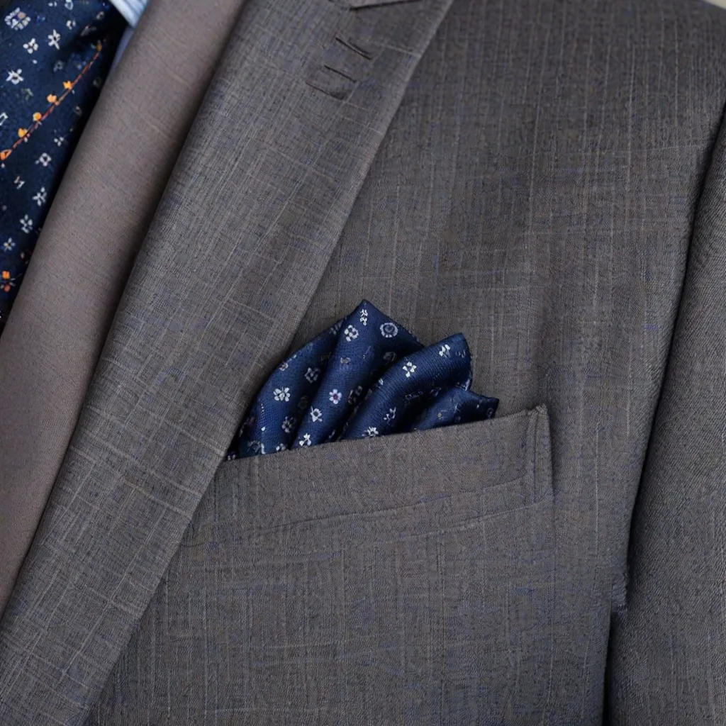 Jaki krawat będzie odpowiedni do niebieskiego garnituru?